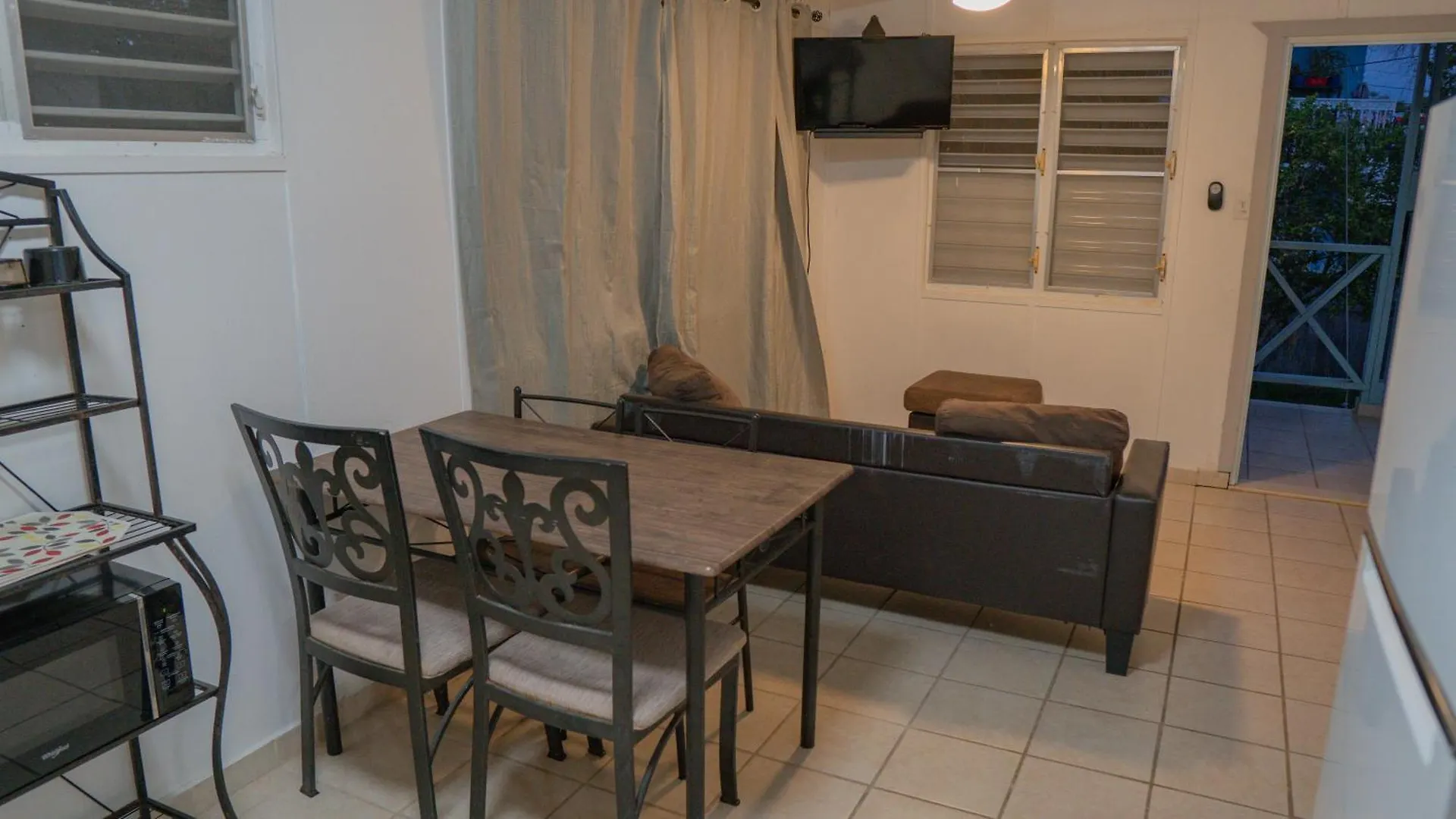 Wild Flowers Apartments 카보조로